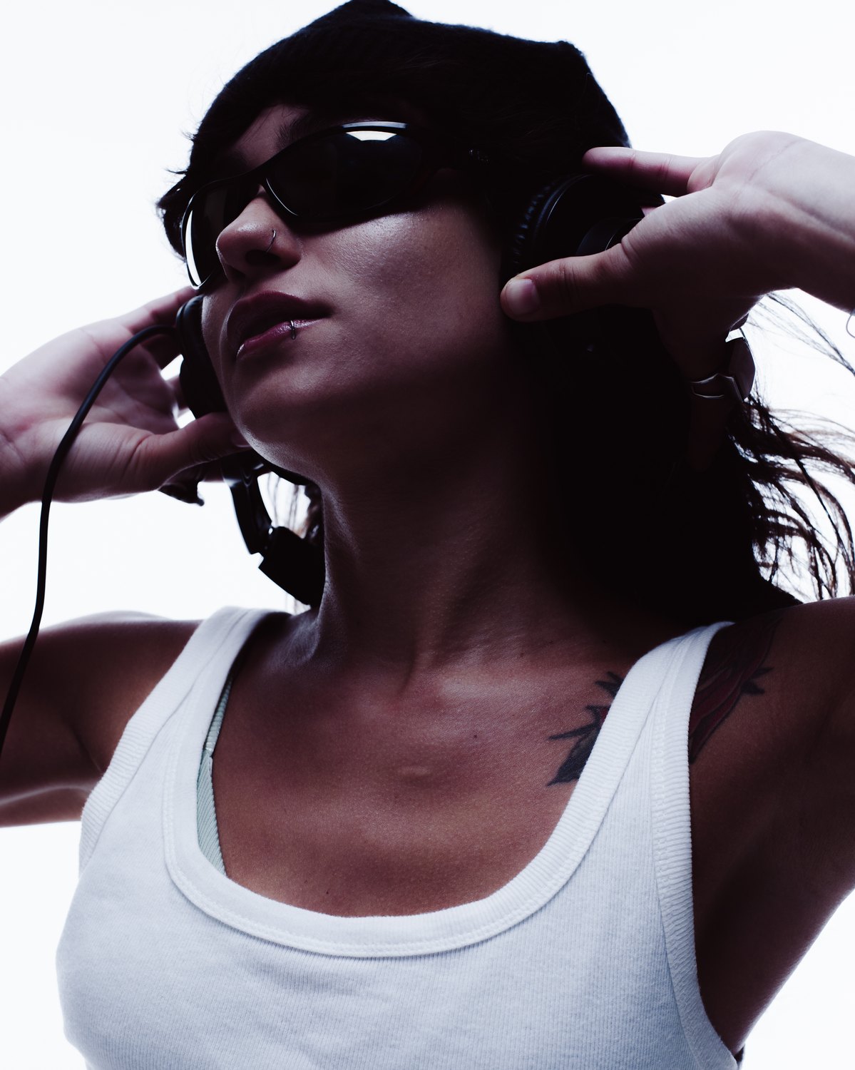 Britox de fones, retrato em preto e branco